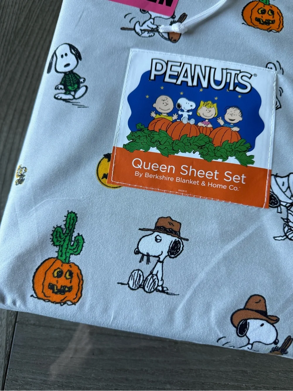 Peanuts White & Orange Snoopy Pumpkin Queen Sheet Set